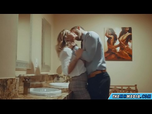 ❤️ Quando uma loira peituda o seduz numa casa de banho pública Porno real vídeo em porno pt.mathem-1-class.ru ❤